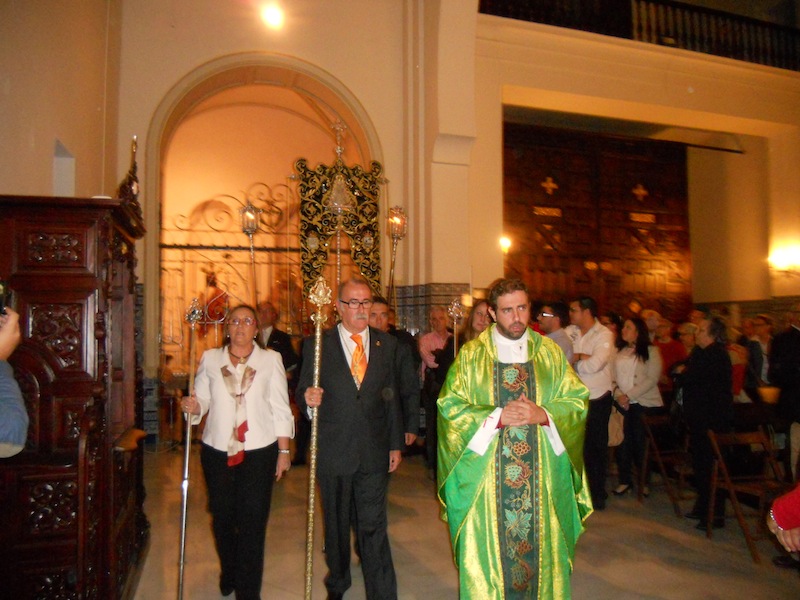 El Simpecado en Procesión, dirigiéndose al Retablo.