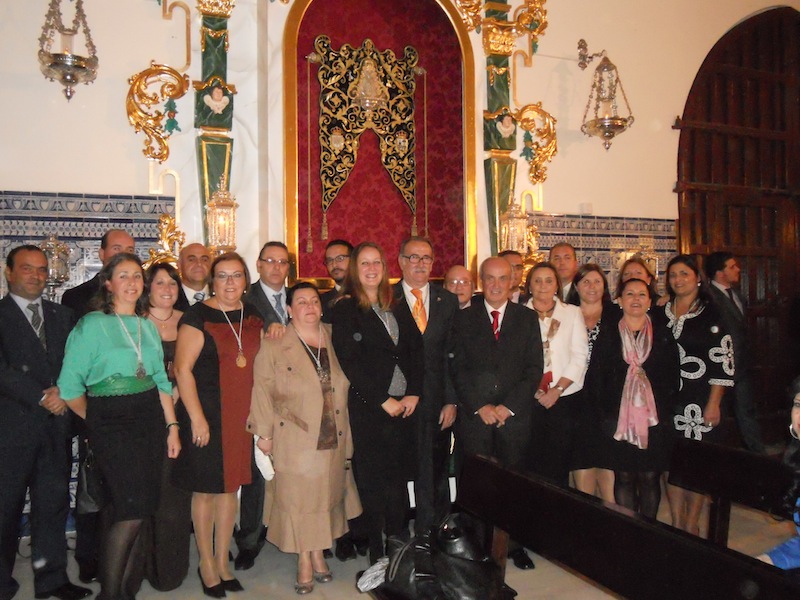 Foto de familia donde la Junta de Gobierno está con el Presidente del Consejo y la Alcaldesa isleña