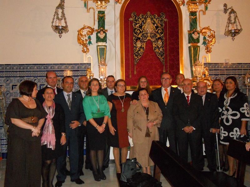 Foto de familia donde la Junta de Gobierno está con el Presidente del Consejo y la Alcaldesa isleña