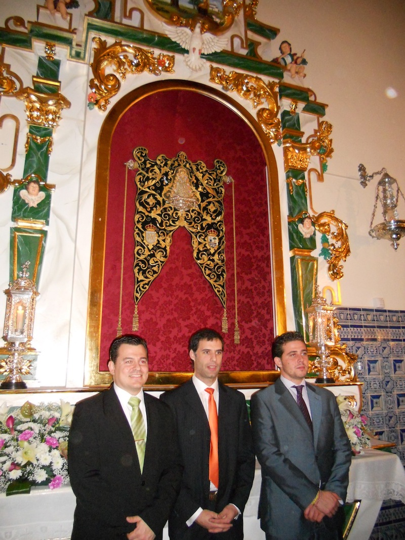 Los creadores del Retablo, D. José Mª Martín Fernández (Escultor y Tallista), D. Francisco J. Gutiérrez Sáchez (Dorador) y D. Antonio J. Noguerol Varela (Carpintero).