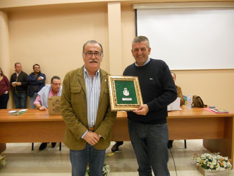 El Presidente Paco Amorós con José Manuel Raya en el momento en que el primero, en nombre de la Hermandad, entrega un recuerdo de ésta a ARATI