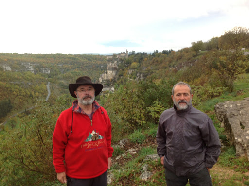 Jose Ignacio y Santi, los dos peregrinos CER 2012 y al fondo Rocamadour Jose Ignacio y Santi, los dos peregrinos CER 2012 y al fondo Rocamadour