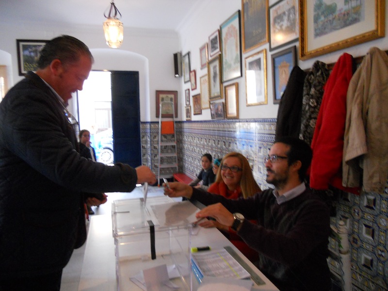 Momento en que el candidato a Presidente Pedro Jesús Álvarez emite su voto