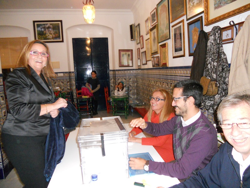 La Alcaldesa de Isla Cristina, Mª Luísa Faneca, como hermana de la Hermandad, también acudió a votar