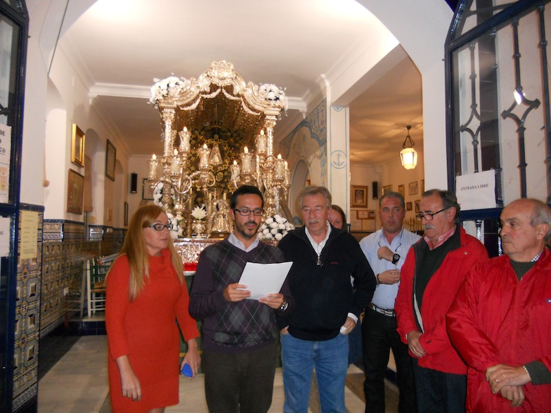 El Presidente de la mesa Agustín P. Figuereo, en presencia de los demás miembros de la misma, Emiliano Cabot y Pepa Mary Serrano, da lectura del Acta del Resultado de las elecciones