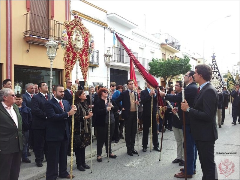 Saludo de las Hdades Rocieras participantes al bendito simpecado de la Hdad del Rocio de Las Cabezas de San Juan previo al Santo Rosario por las calles de Las Cabezas.