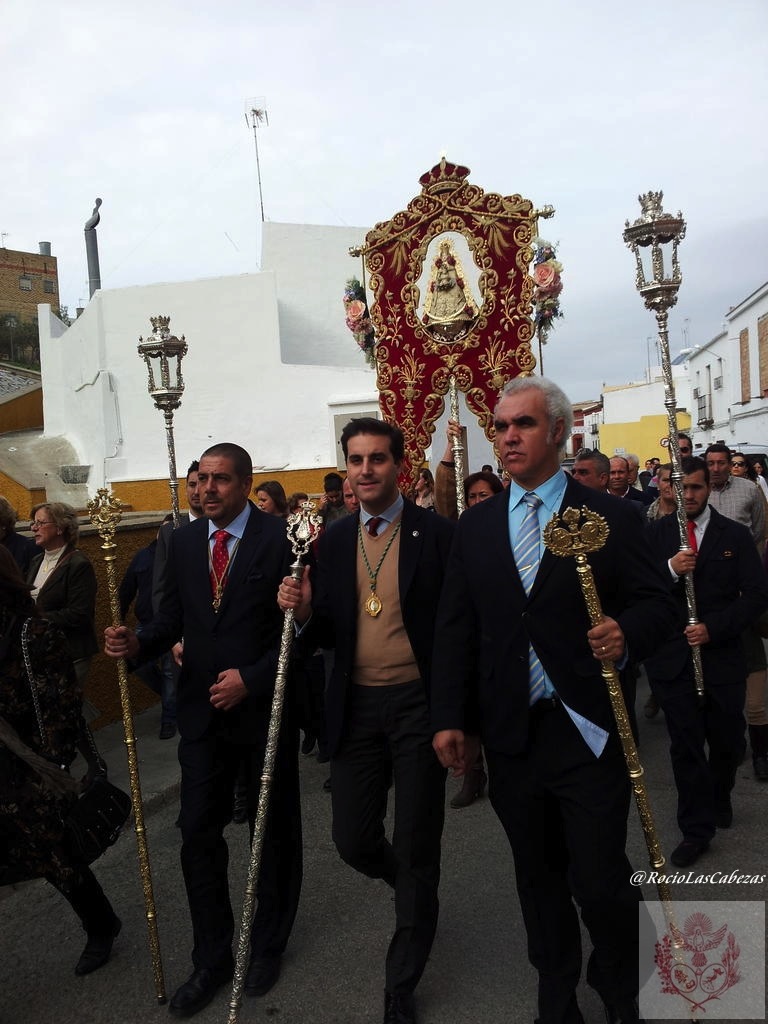 saludo de las Hdades Rocieras participantes al bendito simpecado de la Hdad del Rocio de Las Cabezas de San Juan previo al Santo Rosario por las calles de Las Cabezas.