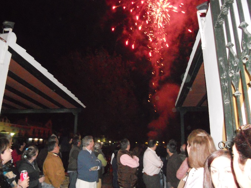 Castillo de fuegos artificiales al finalizar el canto de la Salve a las puertas de la Hermandad