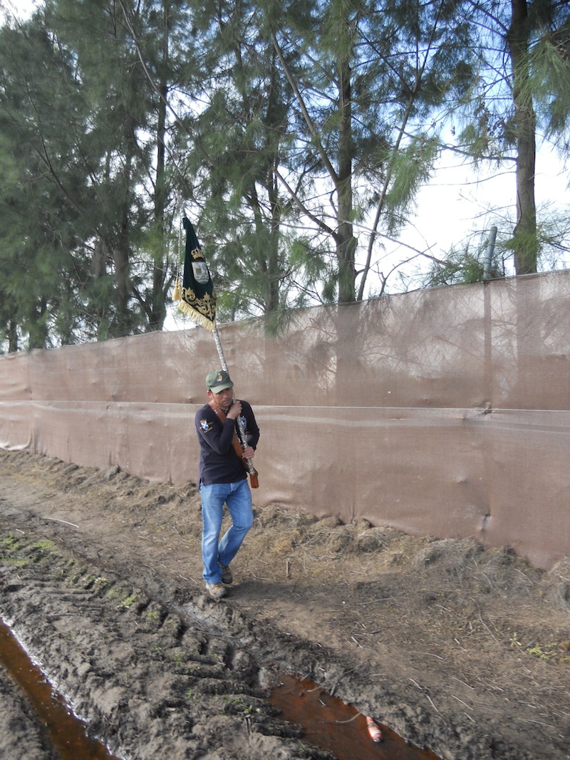 El Guión de la Hermandad abría el Camino para los Peregrinos. En la foto el Hermano Mayor por el Camino de Los Llanos