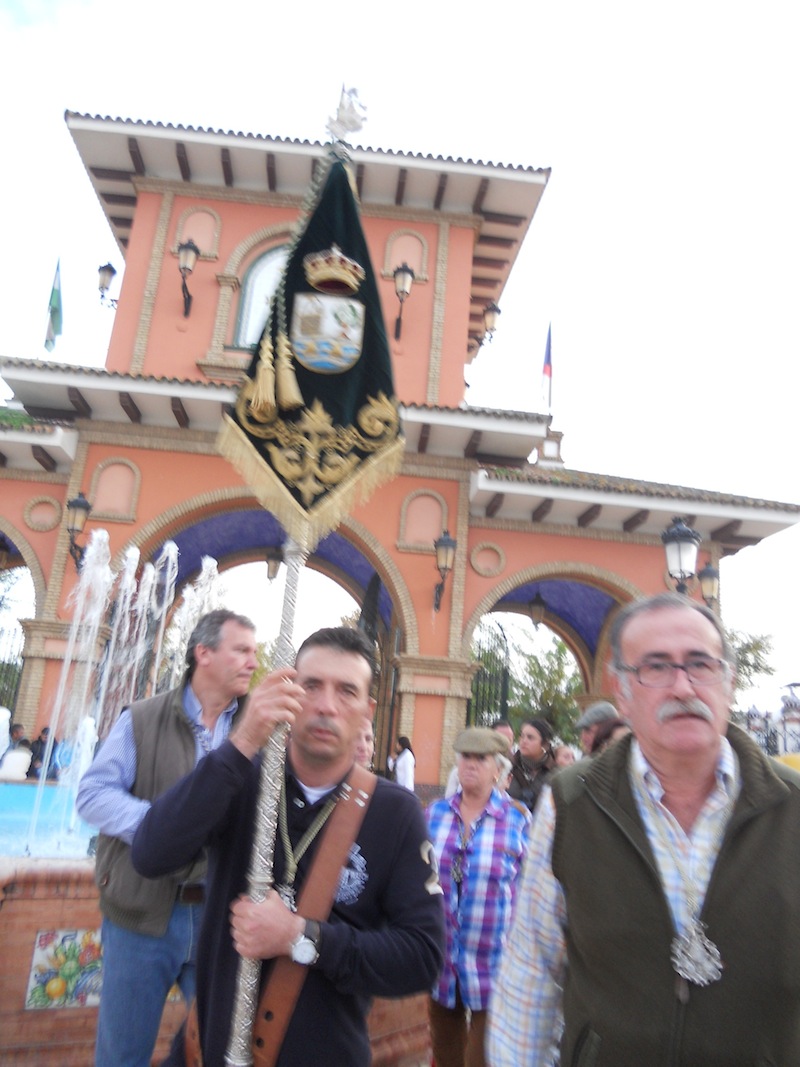 Ya en Almonte, a las puertas del Chaparral, el Hermano Mayor y el Presidente seguidos de todos los hermanos y hermanas que hicieron el Camino.