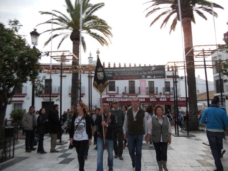 Llegando a las puertas de la Parroquia de Almonte