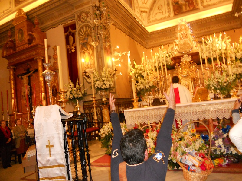 El Hermano Mayor Juan Vázquez dando Vivas a la Virgen