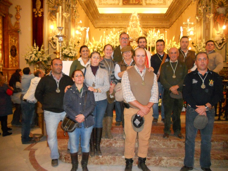 Foto de familia en la que está la Junta de Gobierno de la Hermandad con el Director Espiritual D. Carlos Javier Rodríguez Parra y el Hermano Mayor Juan Vázquez Malavé