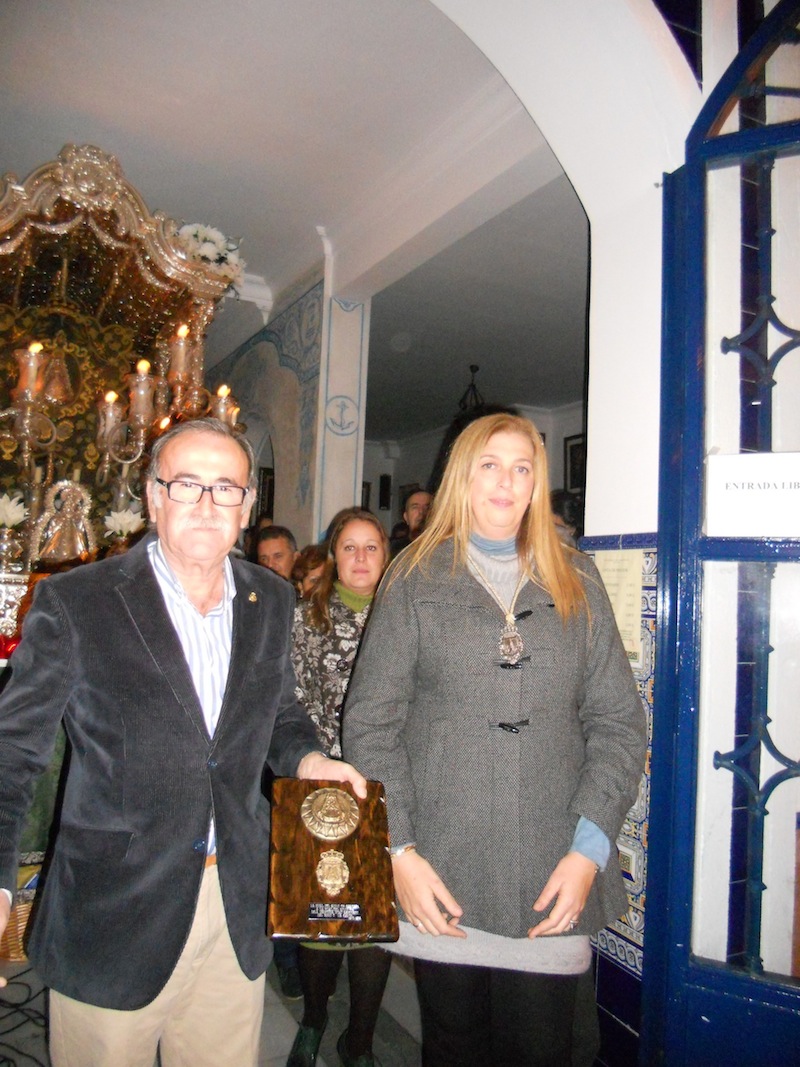 Ahora es la Presidenta de Cartaya la que entrega un recuerdo al Presidente de la Hermandad de Isla Cristina