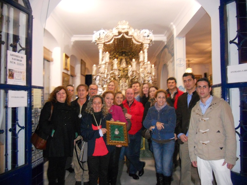 La Junta de Gobierno de la Hermandad del Rocío de Cartaya, junto con el Presidente de la Hermandad isleña y el grupo Paso a Paso ante la Carreta que porta nuestro Simpecado.