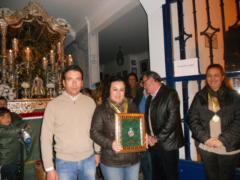 El Hermano Mayor de Isla Cristina, Juan Vázquez Malavé, entrega un recuerdo a la Hermana Mayor de Punta Umbría, María Regla Domínguez