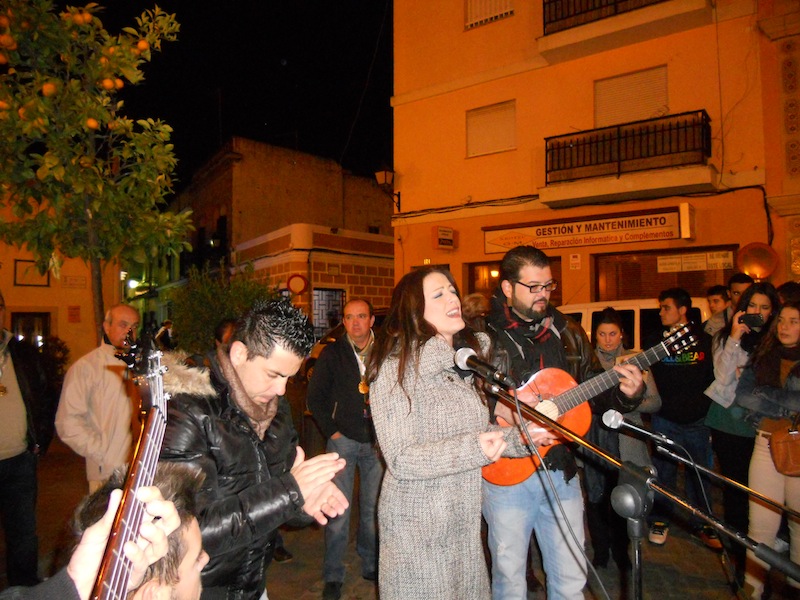 Uno de los momentos en que Mariví Sánchez, del Grupo Palosanto, interpreta unas sevillanas