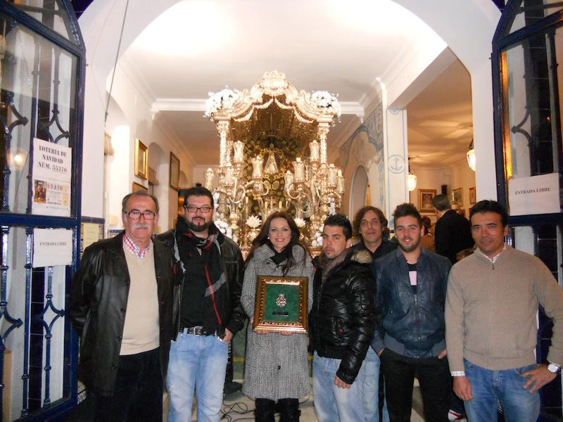 Ante la Carreta, el Presidente de la Hermandad Francisco Amorós y el Hermano Mayor, Juan Vázquez, con el Grupo PALOSANTO