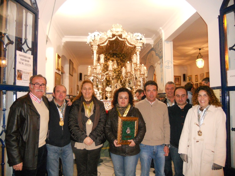 Foto de familia donde está la Junta de Gobierno de Punta Umbría con su Presidenta Charo Beltrán, así como el Presidente de Isla Francisco Amorós y los Hermanos Mayores de ambas Hermandades
