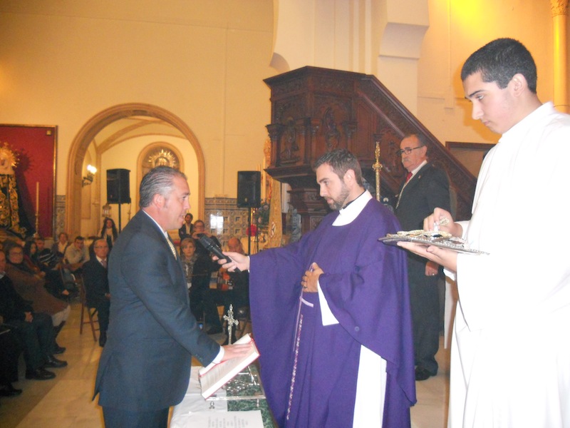 Pedro Jesús Álvarez Rodríguez Jura el cargo de Presidente ante la presencia del Director Espiritual y Francisco Amorós Comas.