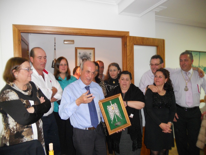 Pepe Silva dirige unas palabras a los hermanos y hermanas congregados en la Cena de Navidad