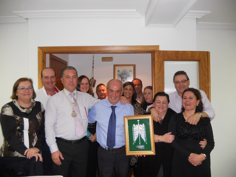 Foto de familia en la que Pepe está con todos los miembros de la Junta de Gobierno y también con su mujer, Manoli