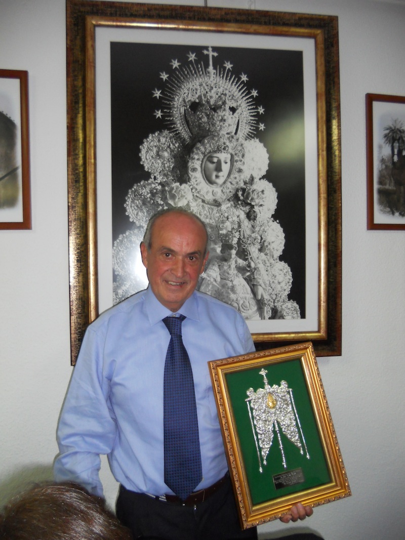 Ante el cuadro de la Virgen del Rocío, Pepe posa con el Simpecado de plata de nuestra Hermandad.