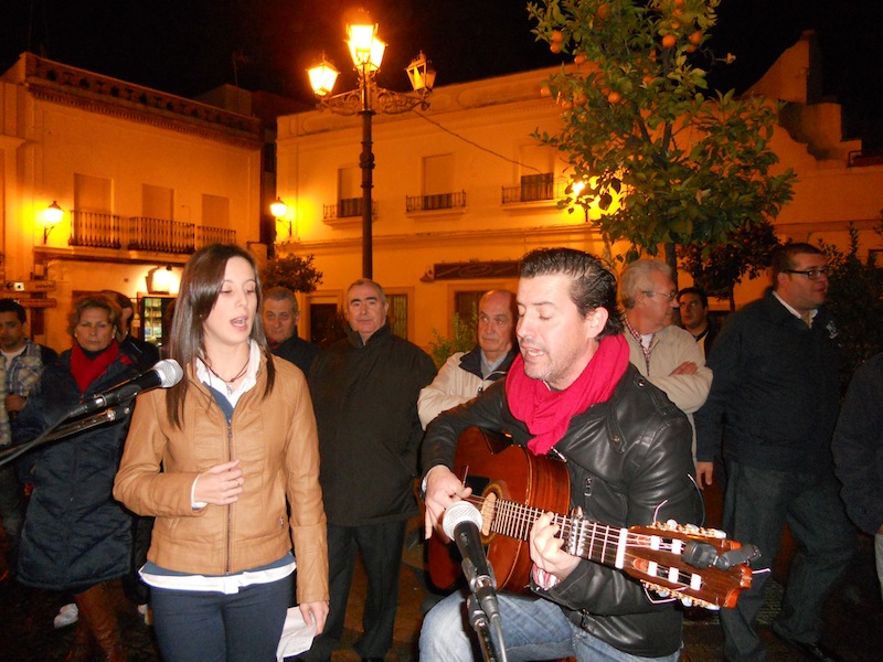 Acompañada por Jose Monclova, Laura Reina interpreta la Salve