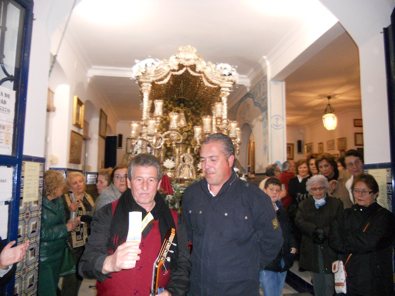 El Cano de la Punta junto con el Presidente, Pedro Jesús Álvarez, que le hace entrega de un recuerdo por su participación en la 1ª Navidad Rociera