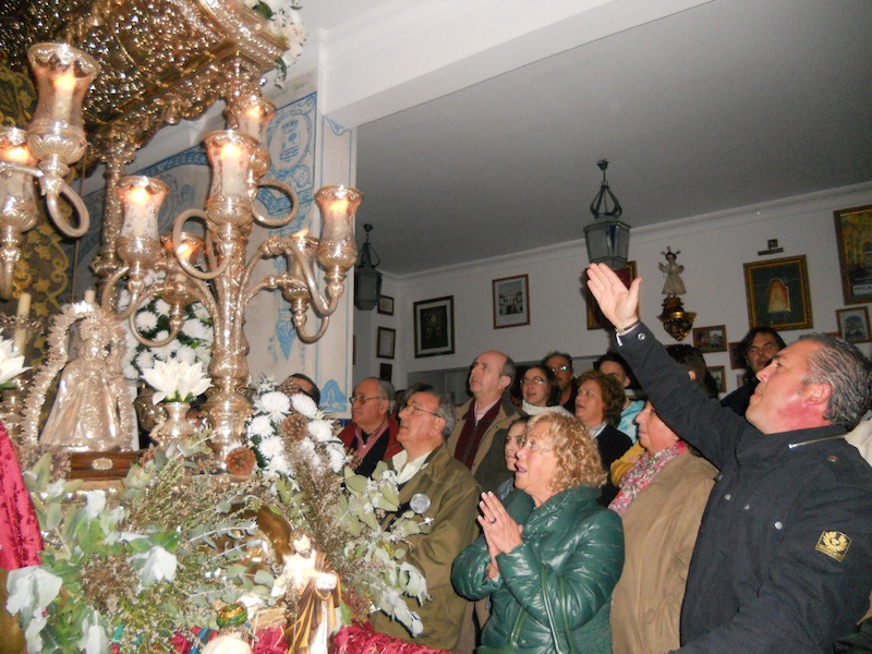 Después de la Salve, el Presidente de la Hermandad dando Vivas al Simpecado