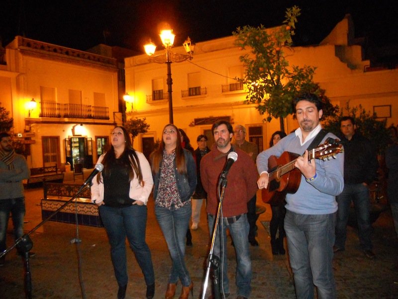Bea, Alicia, Juana y Jose interpretando la Salve