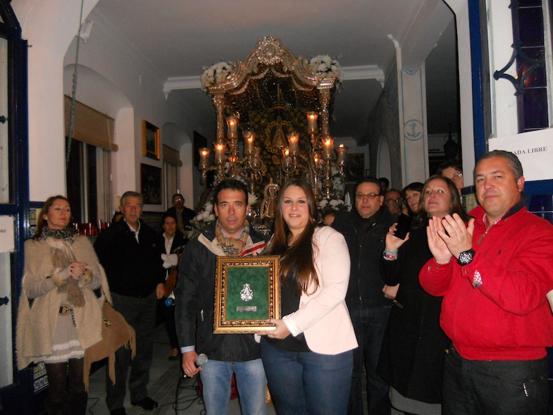 Beatríz Morón fue la encargada, en nombre del grupo, de recoger un recuerdo de la Hermandad de manos de nuestro Hermano Mayor Juan Vázquez