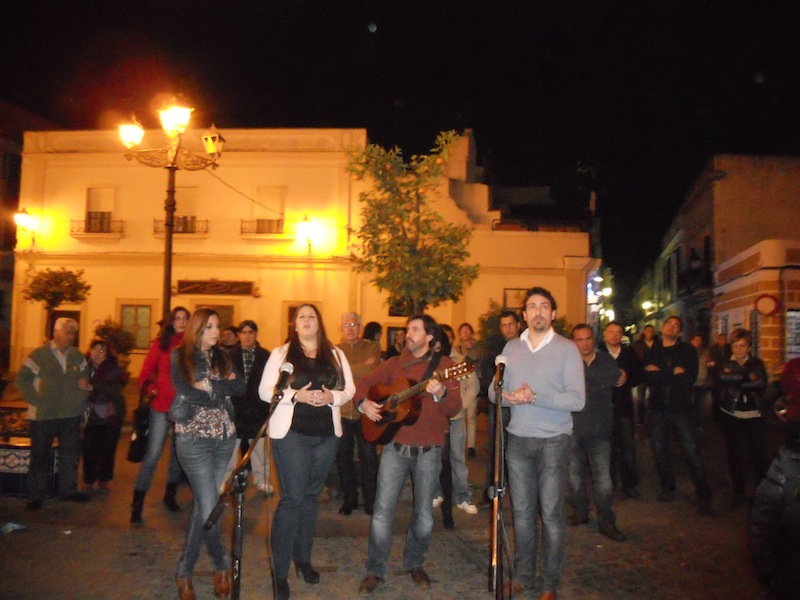 Como decíamos, a pesar del frío, al escuchar esas voces angelicales, se congregaron en la plaza muchos hermanos para escuchar al grupo