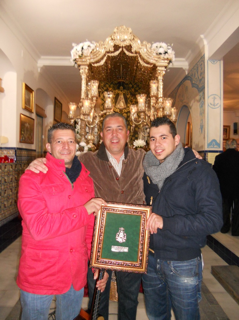 Ante la Carreta que porta el Simpecado, el grupo A 4,40 con el Presidente de la Hermandad
