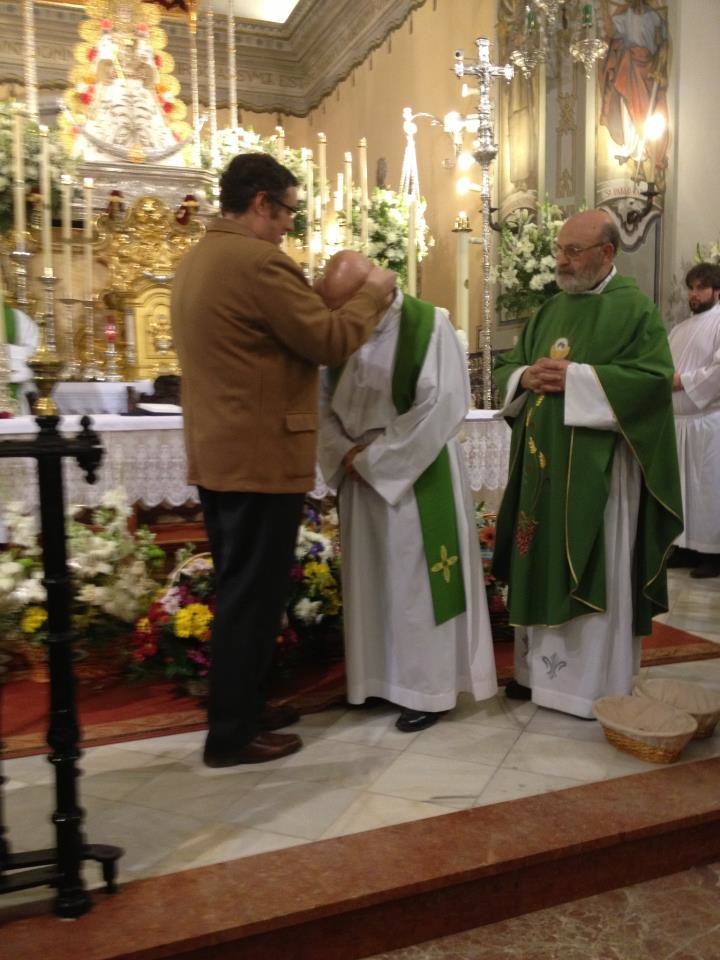 El Presidente de la Hdad. Matriz imponiendo la medalla de Hno. Honorario al Padre Quevedo (Foto facebbok Hdad. Matriz)