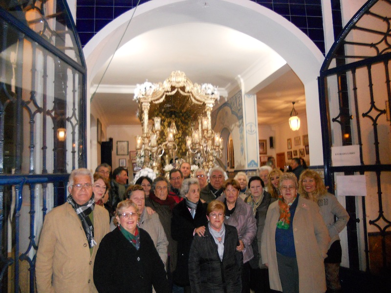 Foto de familia del Coro junto con su Director y el Presidente de la Hermandad, ante la Carreta que porta el Simpecado
