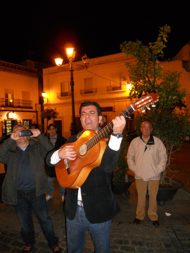 Fernando Romero interpretando la Salve