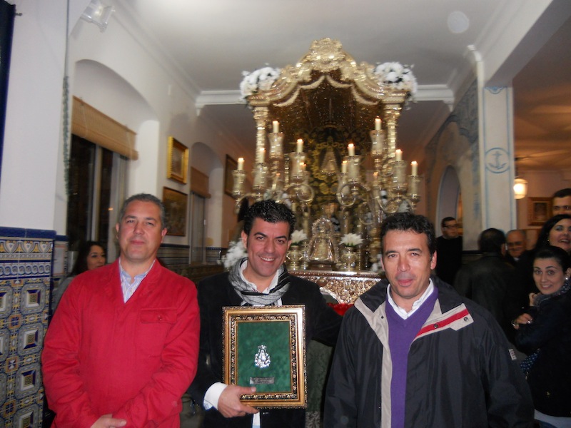 Foto de familia en la que Fernando está acompañado por el Presidente y el Hermano Mayor de la Hermandad