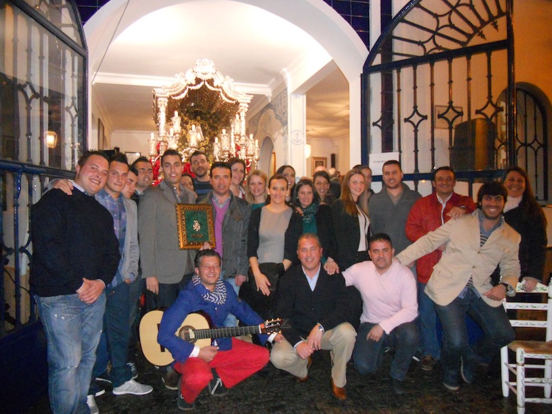 Foto de Familia de la Peña con el Hermano Mayor, Juan Vázquez Malavé y el Presidente de la Hermandad Pedro Jesús Álvarez