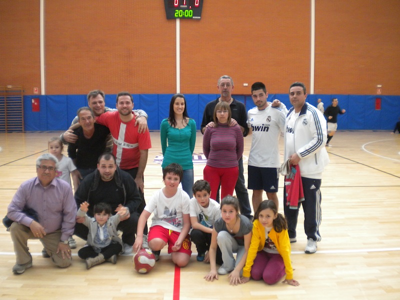 Partido de fútbol de solteros contra casados