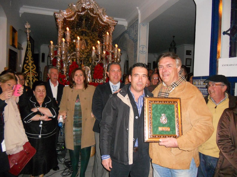 El Hermano Mayor Juan Vázquez le entrega un recuerdo a Paco Millán