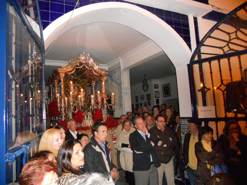 Ambiente en la plaza y en la Casa Hermandad mientras Paco Millán cantaba