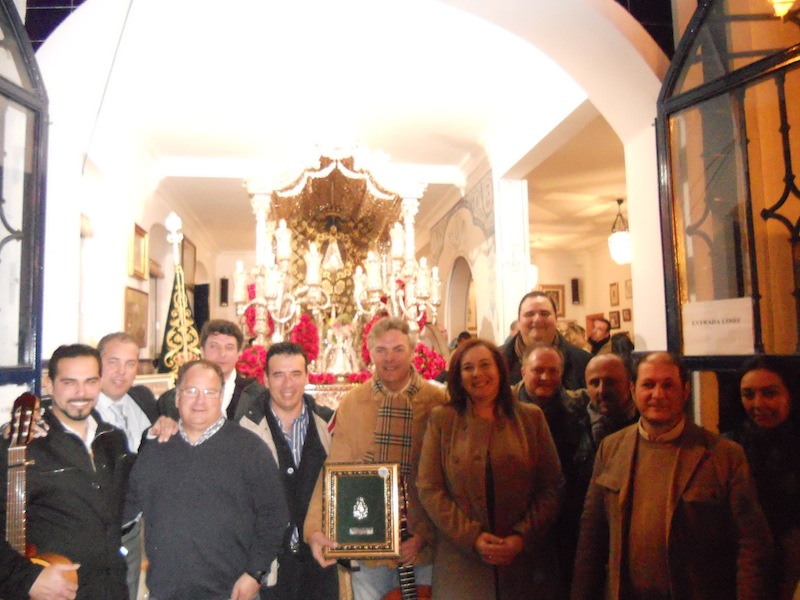 Foto de familia en la que Paco Millán está con el Presidente de la Hermandad, Pedro Álvarez, el Hermano Mayor, Juan Vázquez y la Pregonera de la Romería 2013, Mari Toni Contreras