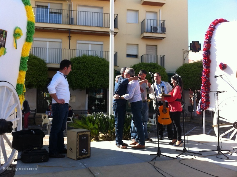 El Hno. Mayor de Gines imponiendo la medalla al Hno. Mayor de Gélves