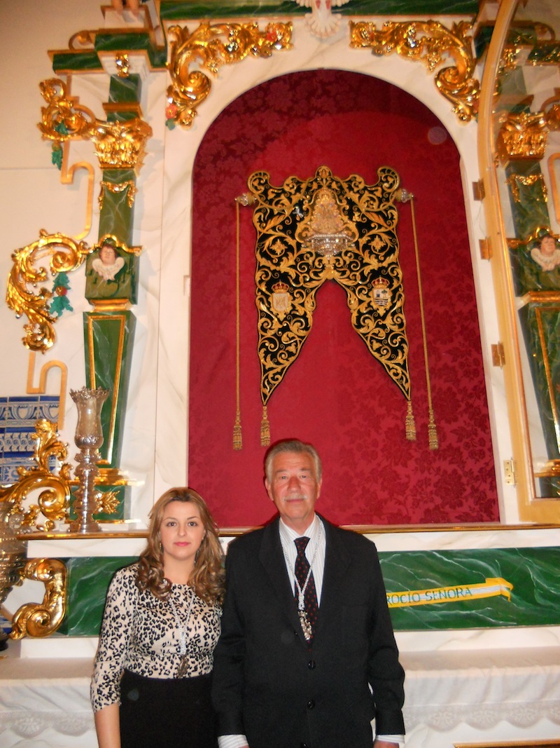 El Vocal de Romería y la Camarista ante el Retablo que acoge a nuestro querido y venerado Simpecado.