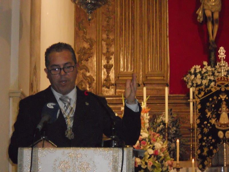 Pedro Jesús Álvarez en el momento de su Pregón con el Simpecado de Villarrasa al fondo