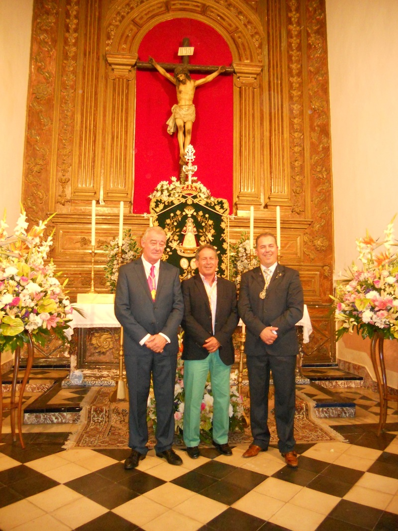 El Presidente y Hermano Mayor de la Hermandad de Villarrasa con el Pregonero