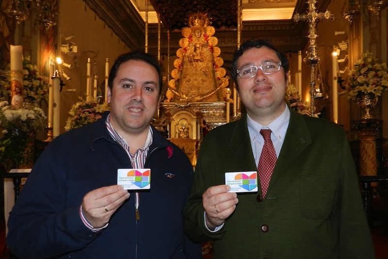Presidente y Vicepresidente de la Hermandad Matriz de Nª Sª del Rocío mostrando sus Tarjetas de Donantes de Órganos