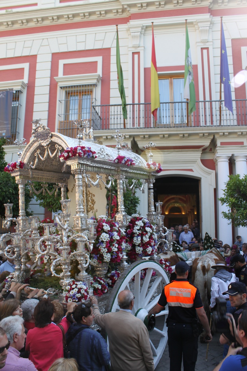 Frente a la Casa de la Provincia en la Plaza del triunfo