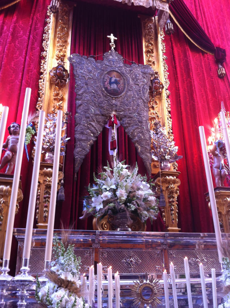 Altar con el Simpecado de la Asunción de Cantillana
